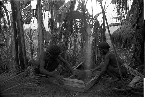 Yoli and Yegé Asuk repairing the waroleget behind Wali's honai in Wuperainma I