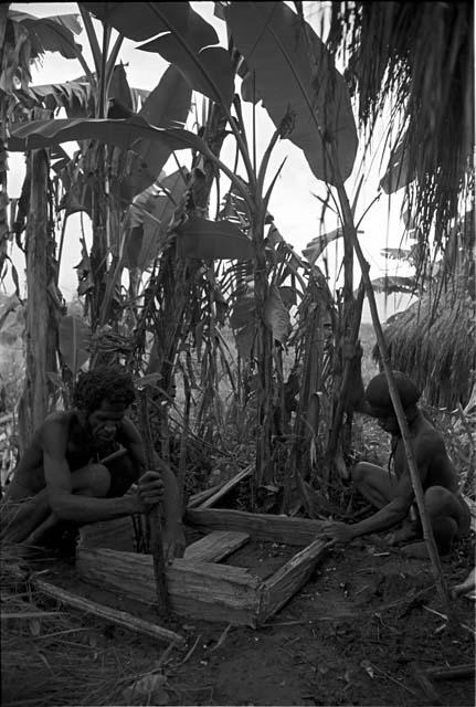 Yoli and Yegé Asuk repairing the waroleget behind Wali's honai in Wuperainma I