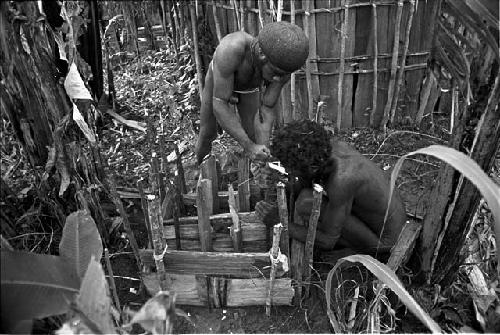 Yegé Asuk and Yoli working on the waroleget