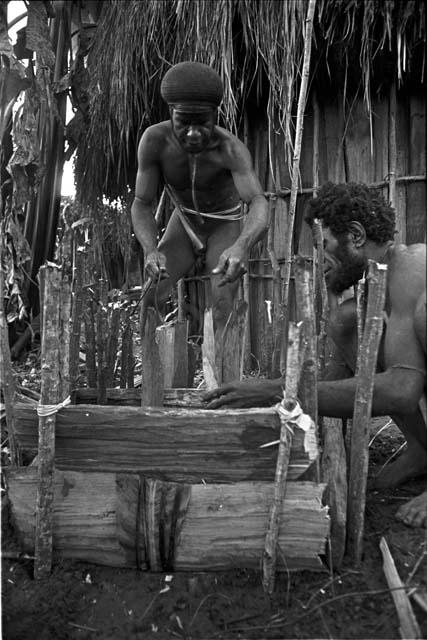 Yegé Asuk and Yoli working on the waroleget