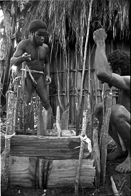 Yegé Asuk and Yoli working on the waroleget