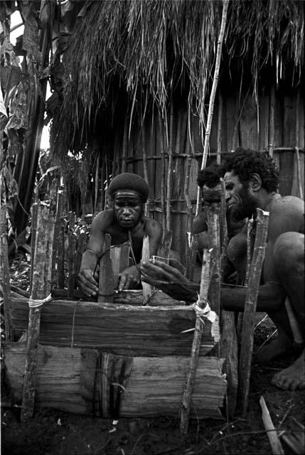 Yegé Asuk, Tuessike and Yoli working on the waroleget