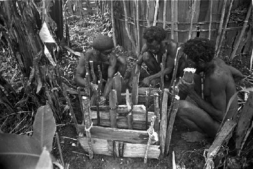 Yoli, Tuessike and Yegé Asuk repairing the waroleget behind Wali's honai in Wuperainma I