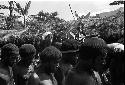 Men mourn, over their heads the women are visible at the pia