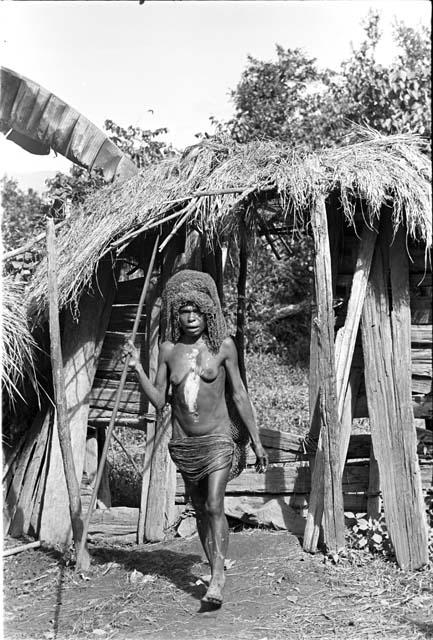 A woman comes crying into the sili of Abulupak