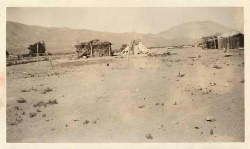 Houses and brush shades at Walker Lake