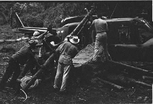 Loading Stela 3 onto helicopter at Machaquila