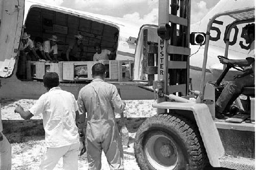 Loading Stela 3 from Machaquila onto DC-3 at Sayexche