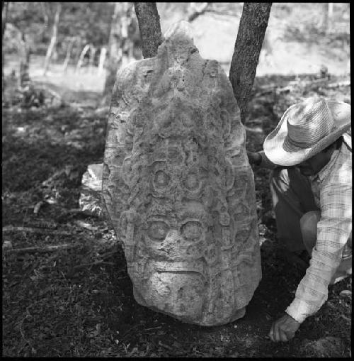 Monument 32 at Tonina