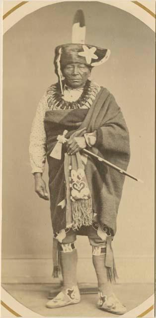 Studio portrait of Che-ko-skuk, a Sac and Fox Chief