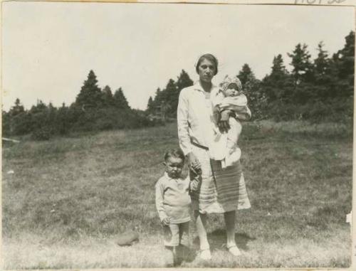 Wife of chief Gabriel Sylliboy, with two children