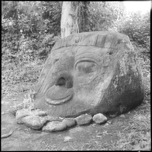 Sculpted head at El Baul