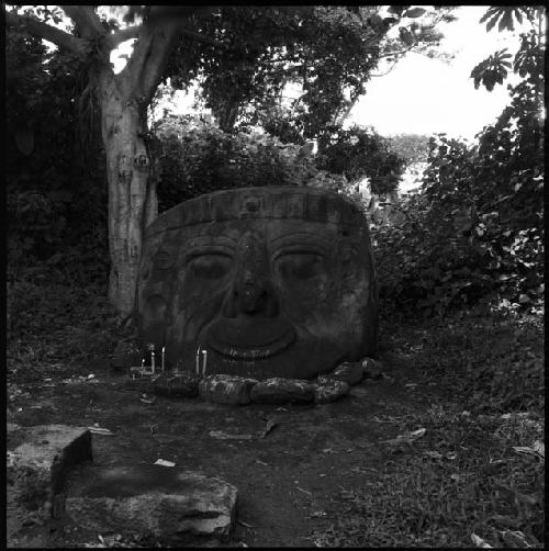 Sculpture of head at El Baul