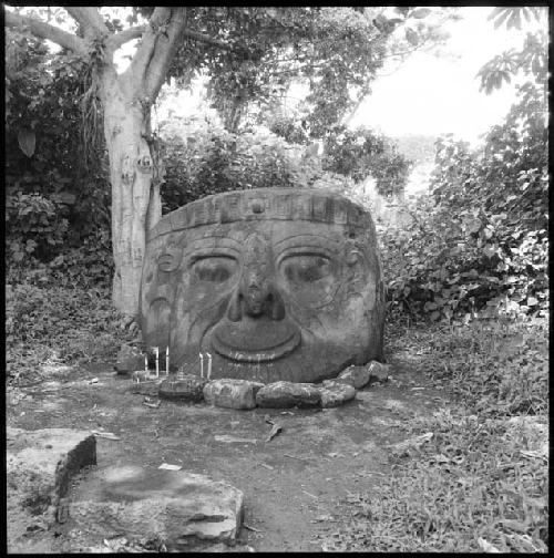 Sculpture of head at El Baul