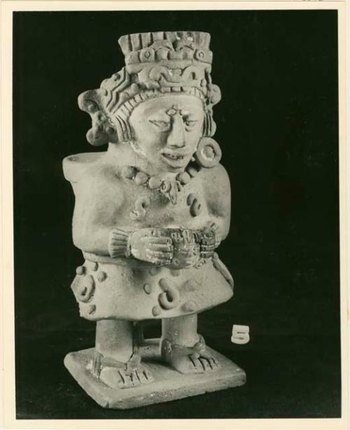 Effigy urn of male personage with the glyph "C" in headdress