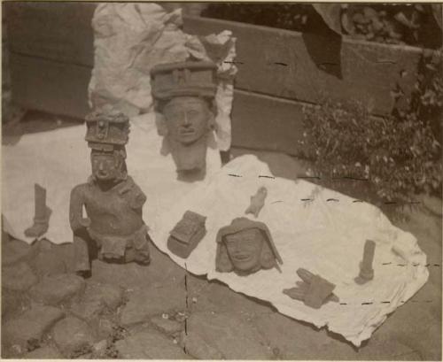 Various anthropomorphic figures and figurine fragments