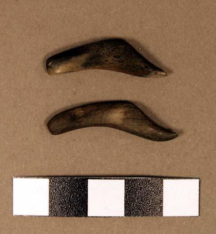Double pointed objects of bone and shell