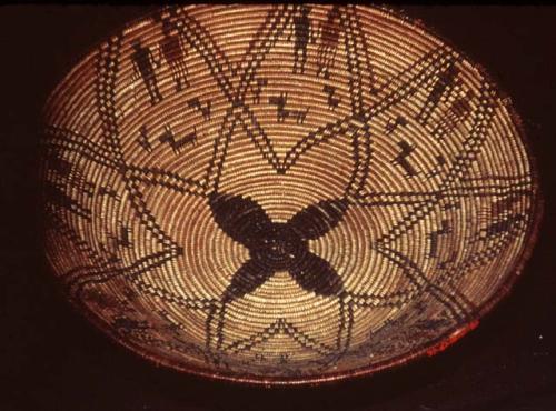 Medium-sized tray basket, coiled. Made of bear grass and devil's claw.