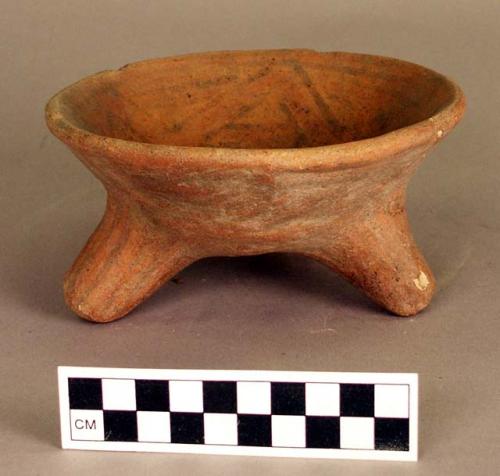 Earthen dish, 3 legs