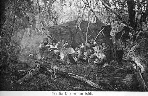 Los Onas, familia en su toldo