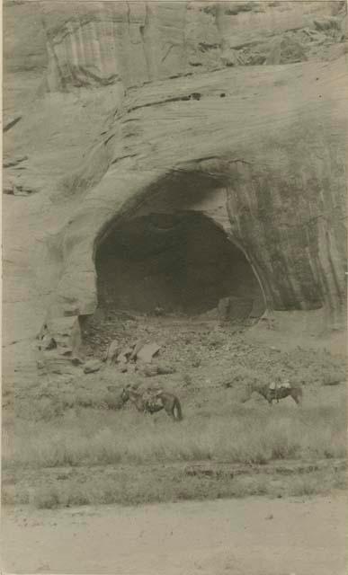 Cliff dwelling near west entrance of Canyon de Chelly