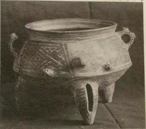 Pottery bowl with feet