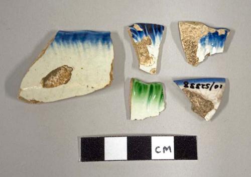 Featheredge china sherds; 4 blue and white, 1 green and white