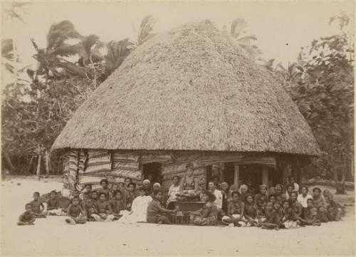 Group photo, Samoans posed in front of public house