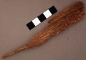Piece of ironwood, with 1 end long, pointed. l: 13.8 cm.