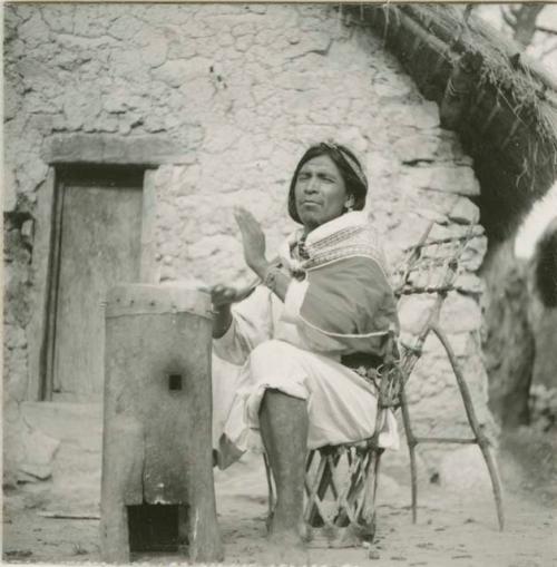 Pascual Chino demonstrates how shaman beats hollow log drum (tépu)