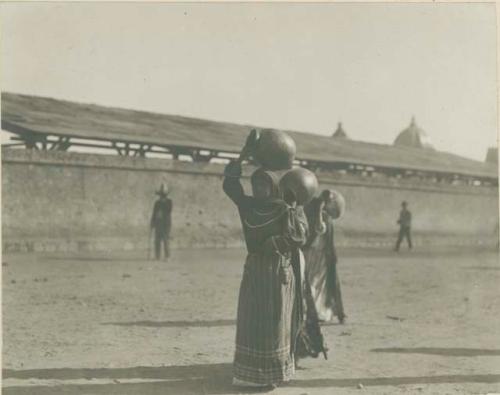 Market scene - Women carrying ollas