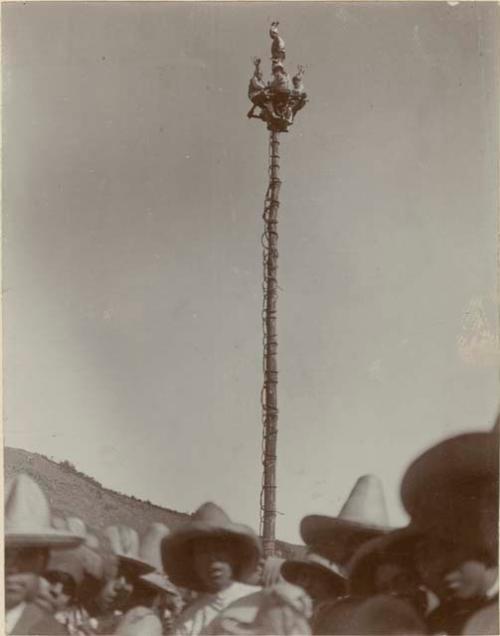 Pole of the Volador, with men at its top waiting to begin