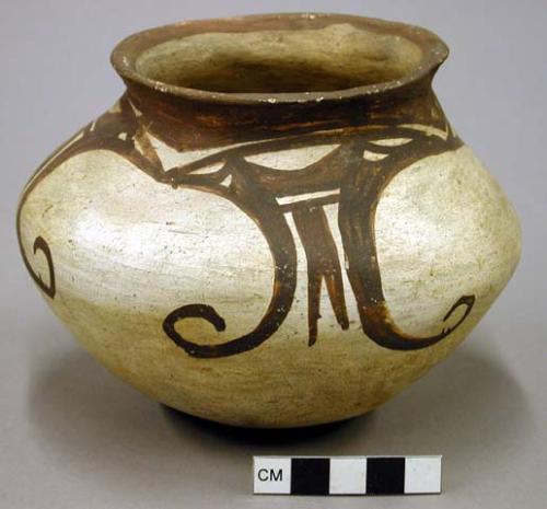 Jar, polacca polychrome style d. sikyatki revival design. 10.0 x 14.2 cm.