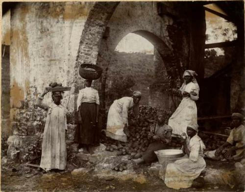 Women pulping chocolate