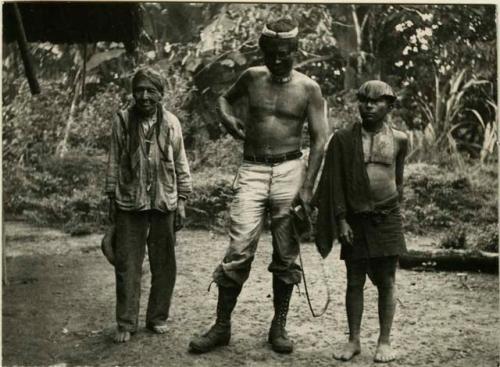 Three raftsmen with a "balsa"