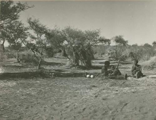 ≠Toma sitting with his family members Tsamgao, /Gaishay, and !U holding !Ungka Norna (print is a cropped image)