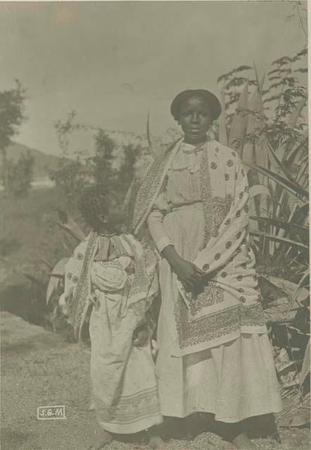 Sakalave woman and her daughter