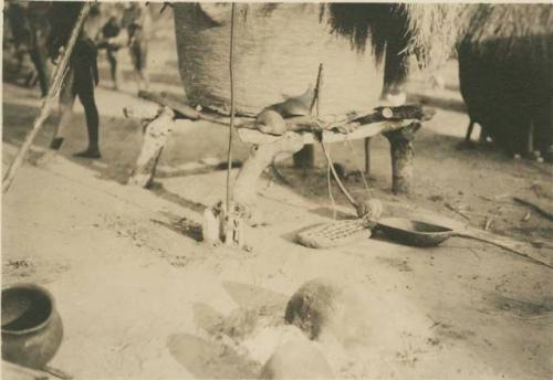 Madi grain house, cooking pots and manchala game