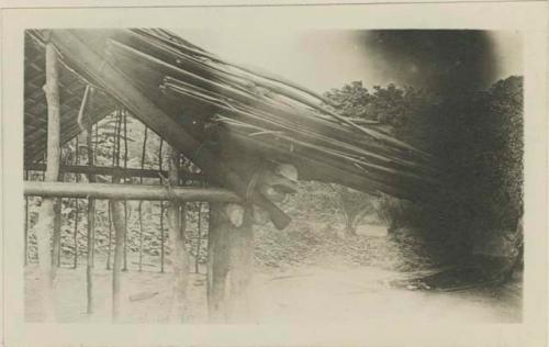 Method of tying the corners of the gable end of a hut