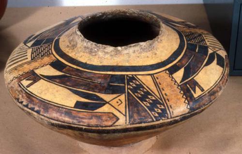 Large sikyatki polychrome pottery jar