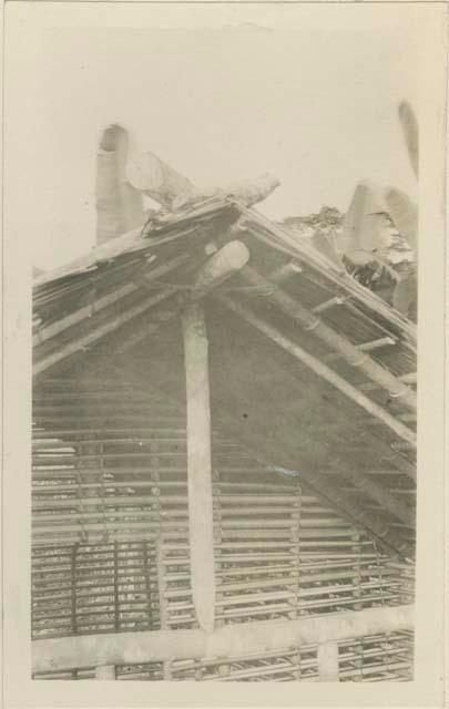 Mats tied to roof of hut