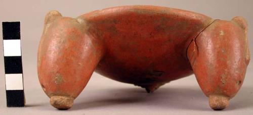 Earthen vase, 3 legs, 1 broken