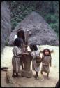 Ika children with mortar and pestle





