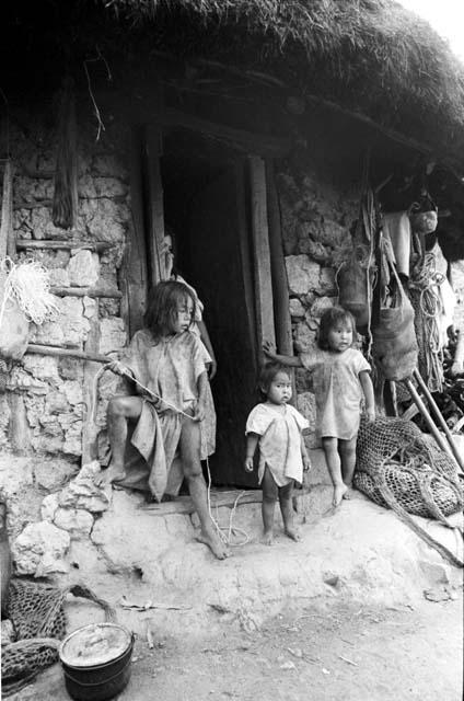 Ika children in doorway




