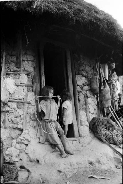 Ika children in doorway




