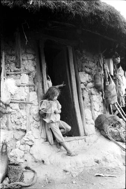 Ika children in doorway




