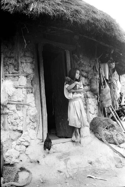 Ika children in doorway




