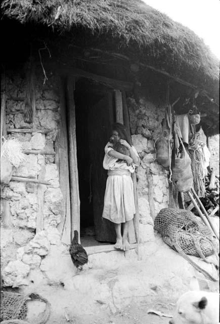 Ika children in doorway




