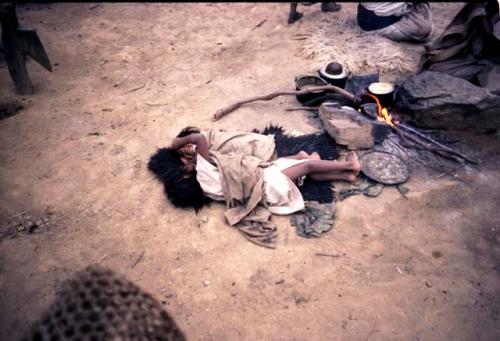 Two Ika children near fire
