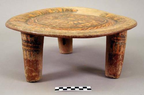 Large Ulua polychrome plate with 3 legs. mayoid style.